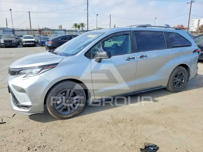 2025 Toyota SIENNA фото