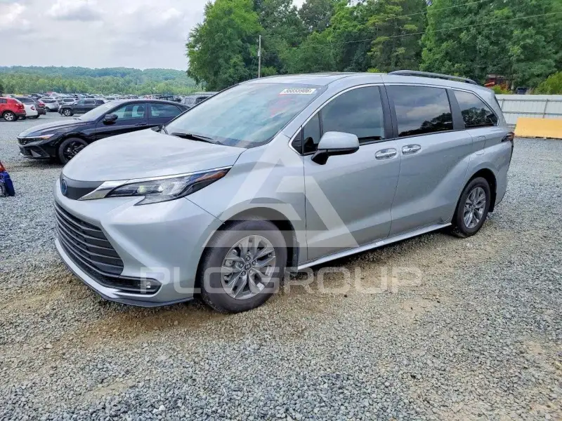 2025 Toyota SIENNA photo