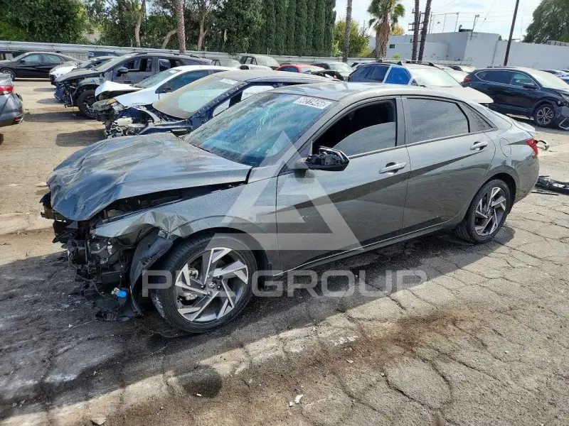2025 Hyundai Elantra photo