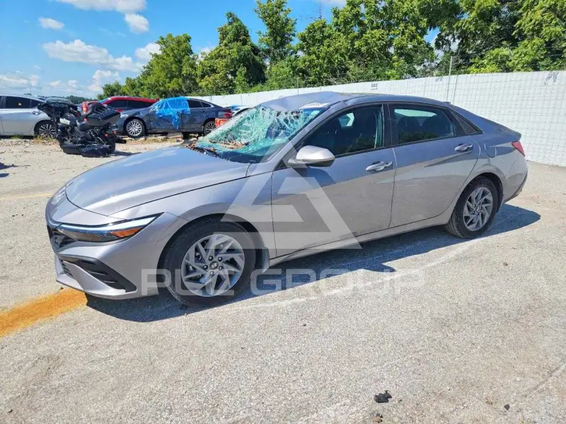 2025 Hyundai Elantra photo
