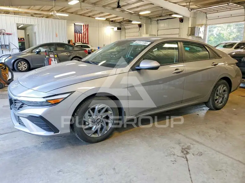2025 Hyundai Elantra photo