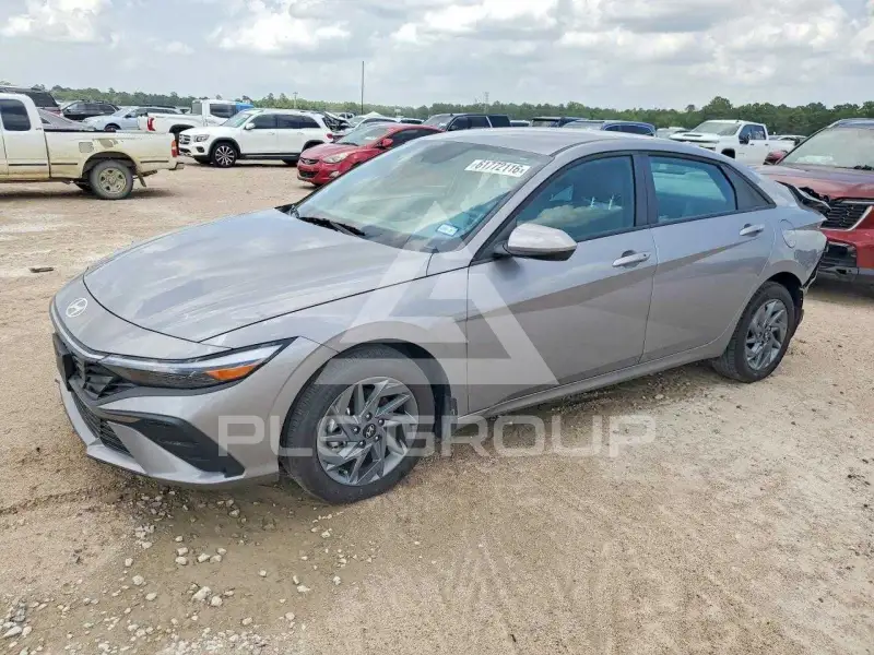 2025 Hyundai Elantra photo