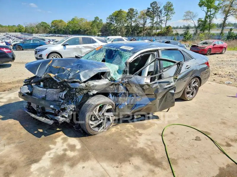 2025 Hyundai Elantra photo