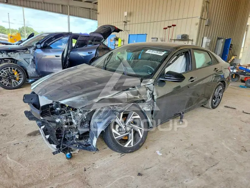 2025 Hyundai Elantra photo