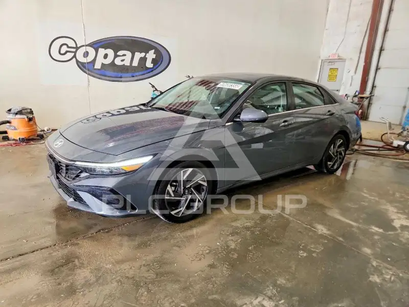2025 Hyundai Elantra photo