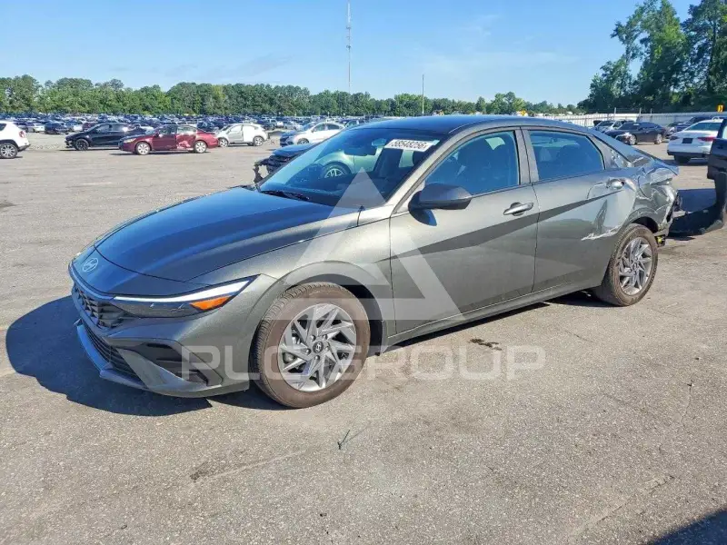 2025 Hyundai Elantra photo