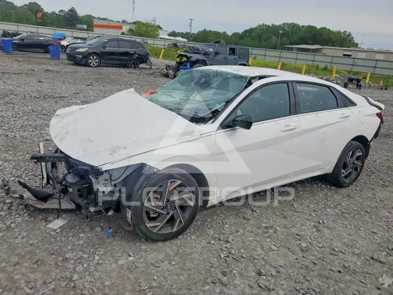 2025 Hyundai Elantra photo