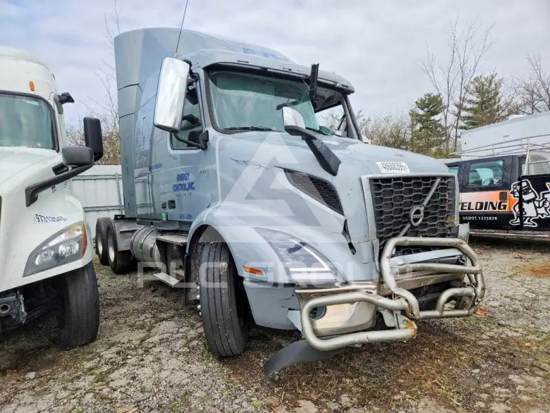 2026 Volvo VNR фото