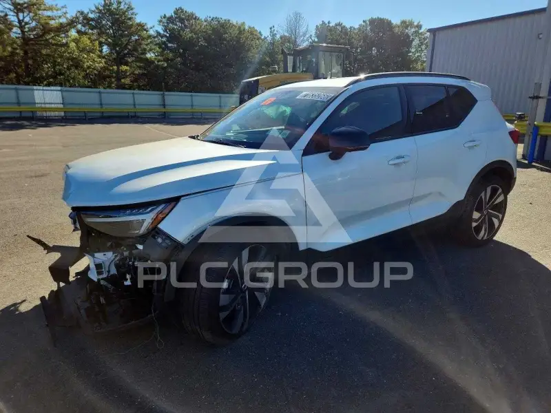 2026 Volvo XC40 фото