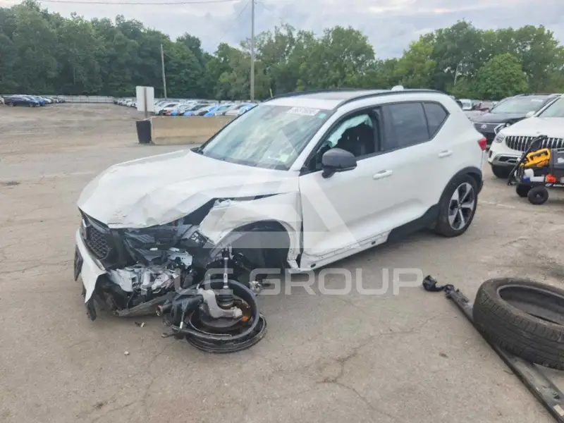 2026 Volvo XC40 фото