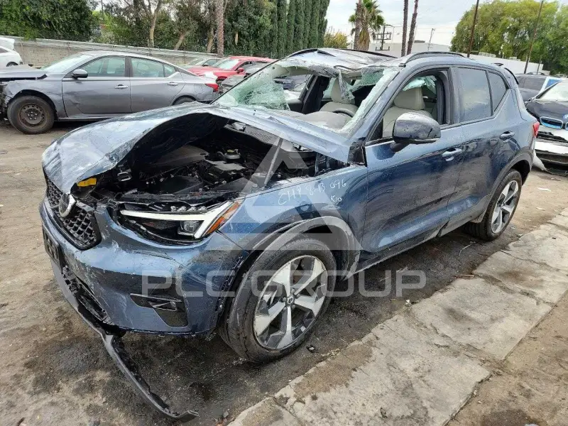 2026 Volvo XC40 фото