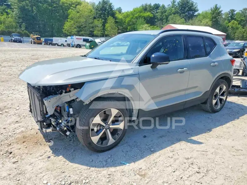 2026 Volvo XC40 фото