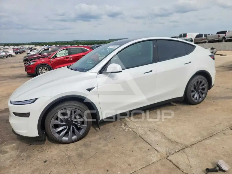 2026 Tesla  фото