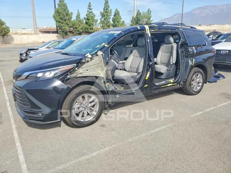 2026 Toyota SIENNA фото