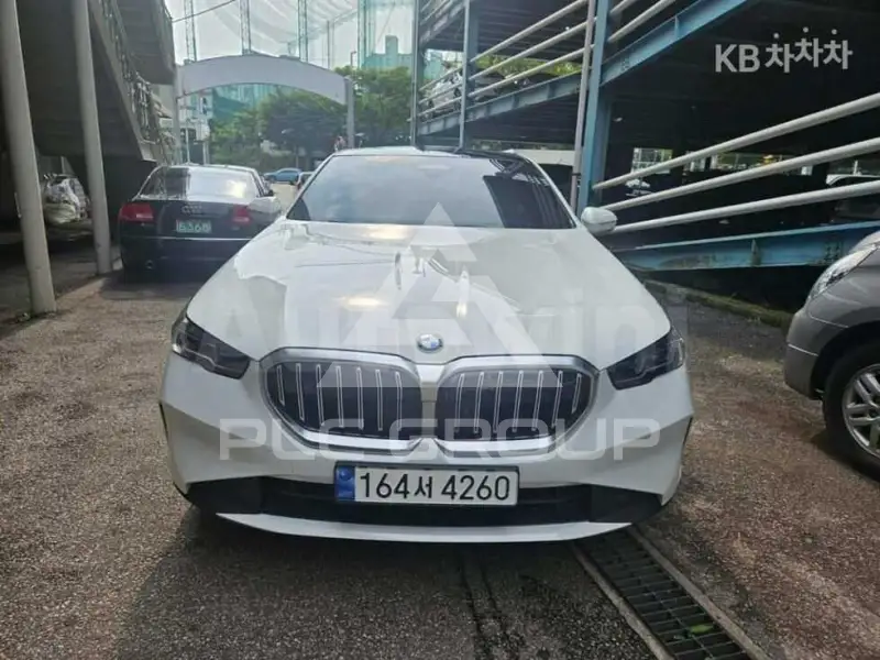 2024 BMW 523