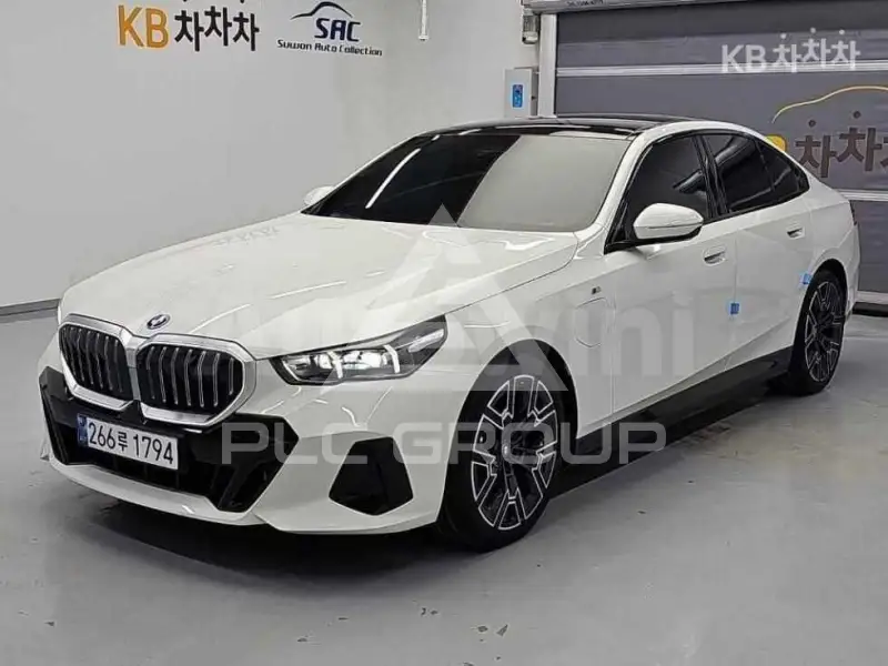 2024 BMW 523