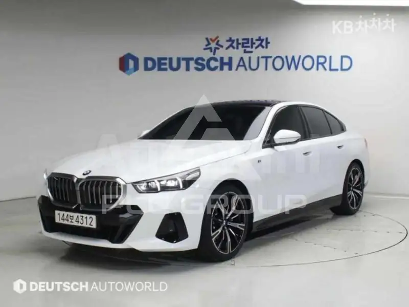 2025 BMW 523