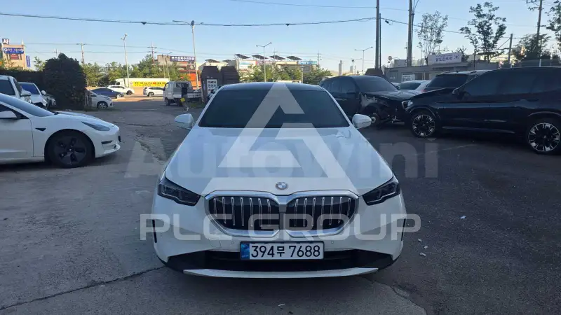 2025 BMW 523