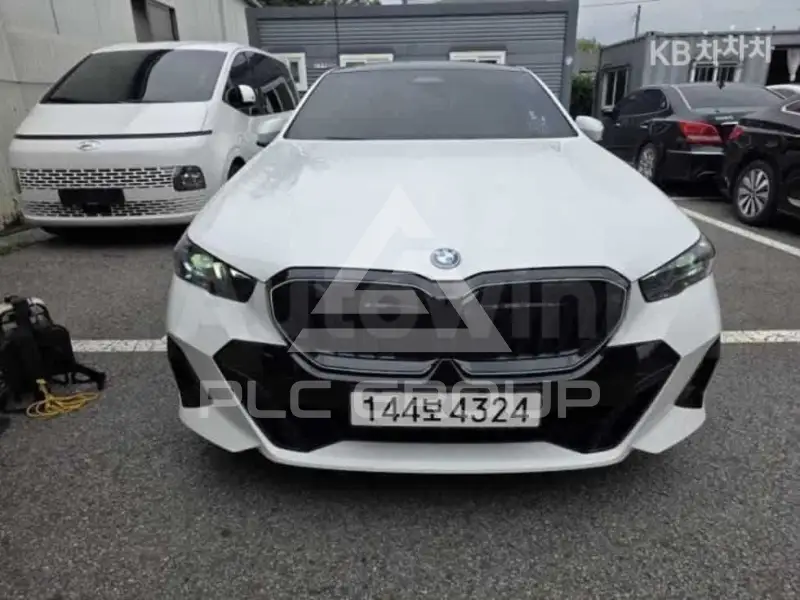 2025 BMW 523