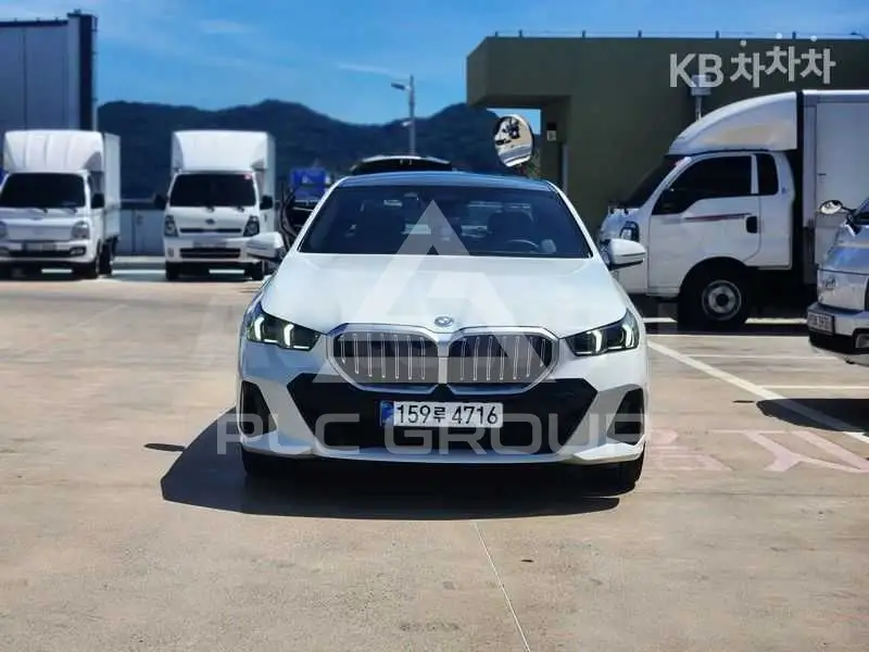 2026 BMW 523