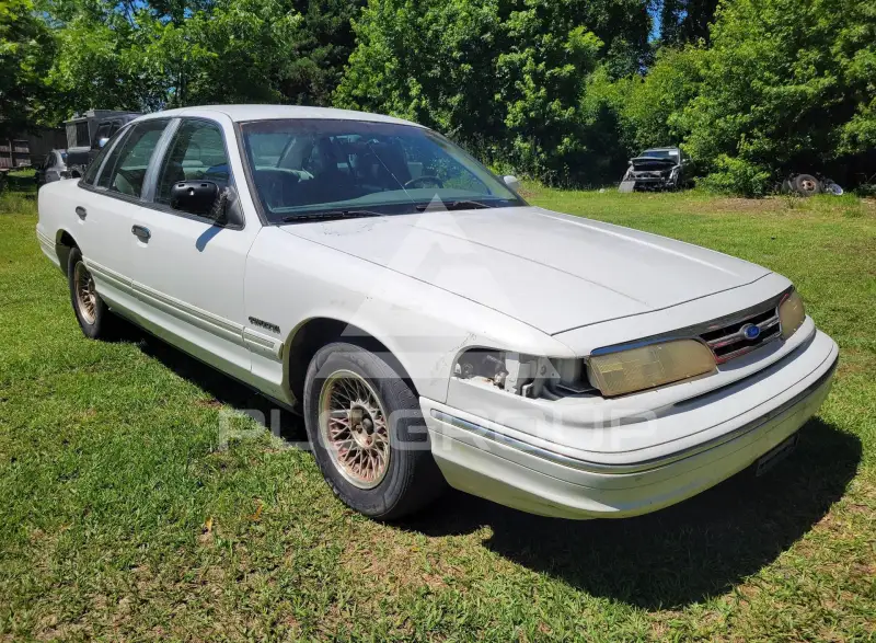 1995 Ford CROWN photo