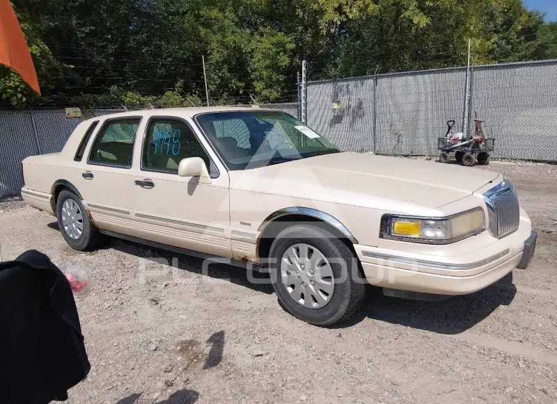 1996 Lincoln Town photo