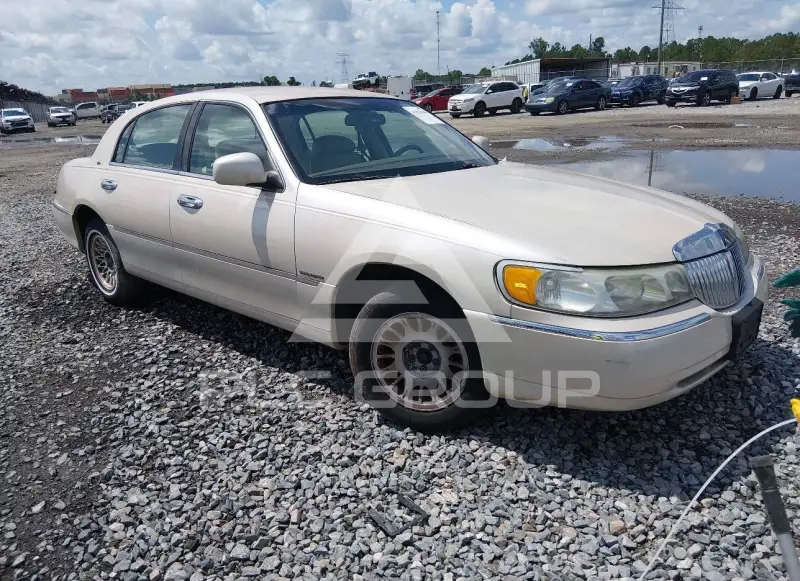 1999 Lincoln Town photo