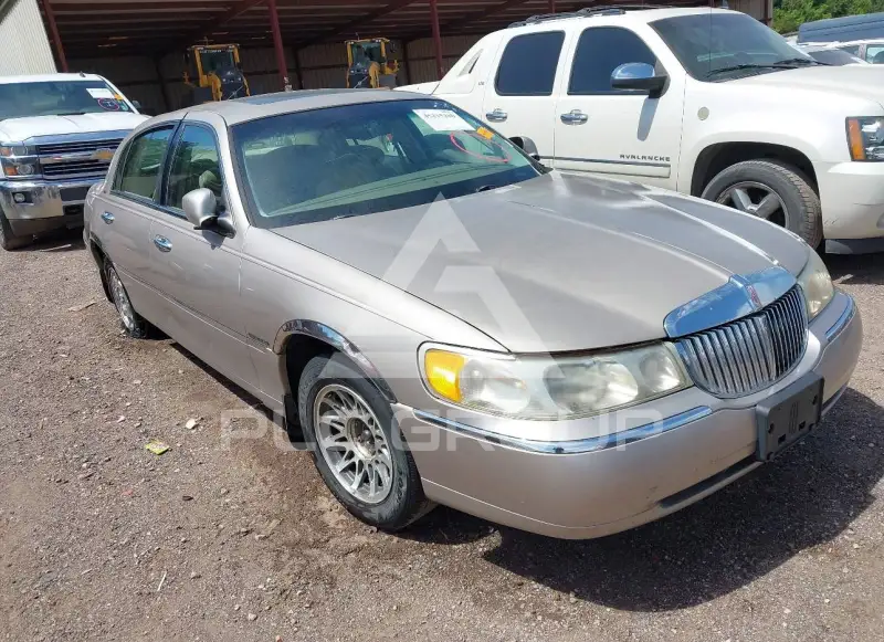 2000 Lincoln Town photo