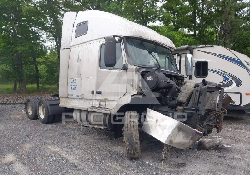 2000 Volvo VNL photo