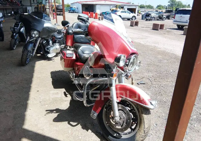 2001 Harley-Davidson FLHT photo