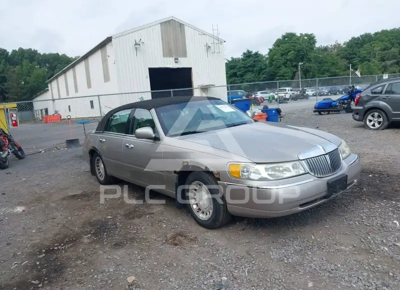 2002 Lincoln Town photo
