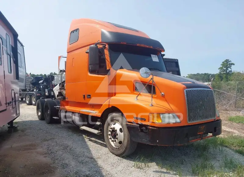2002 Volvo VNL photo