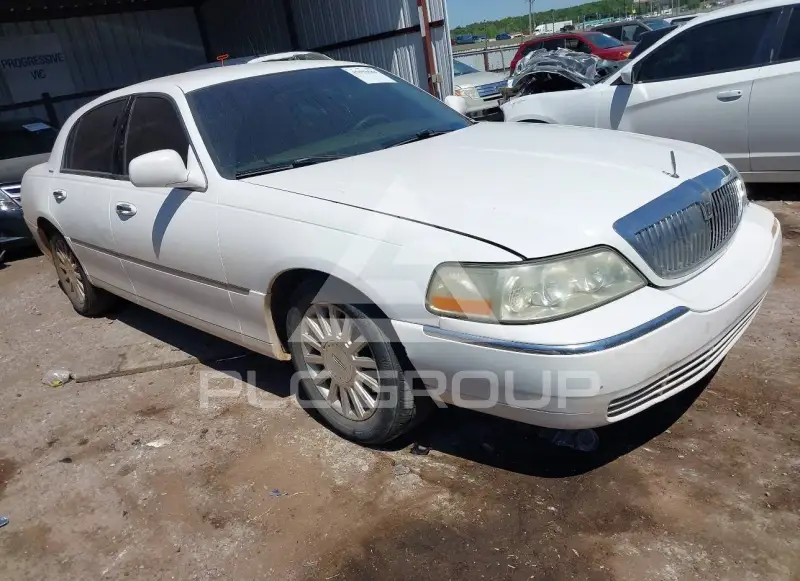 2003 Lincoln Town photo