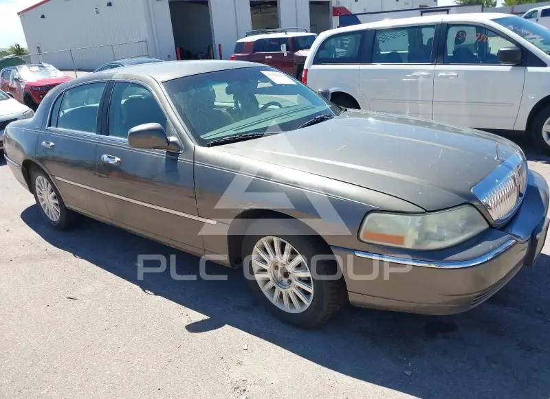 2003 Lincoln Town photo