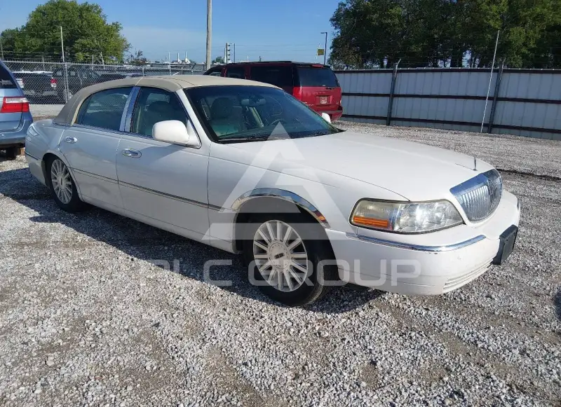 2003 Lincoln Town photo