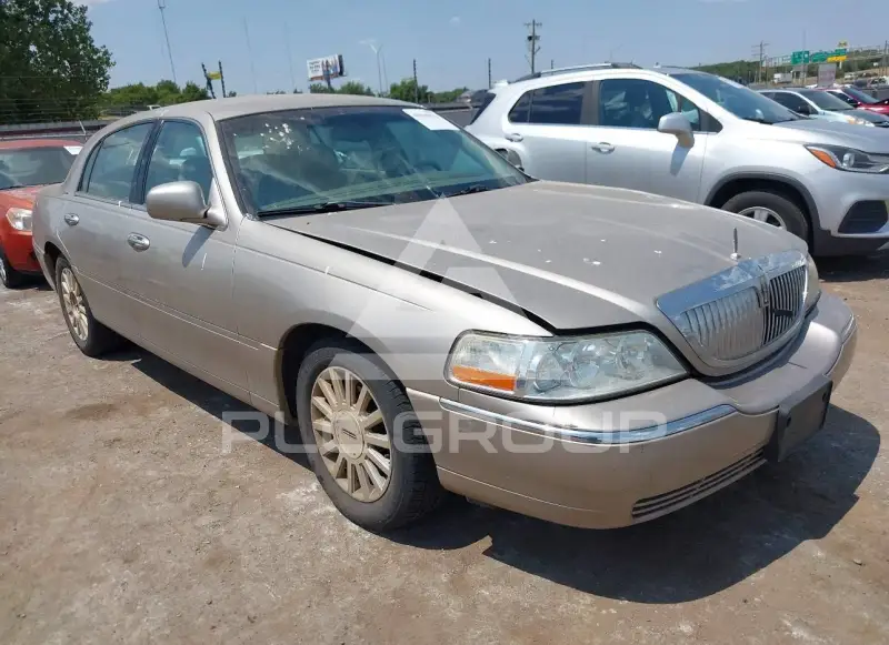 2003 Lincoln Town photo