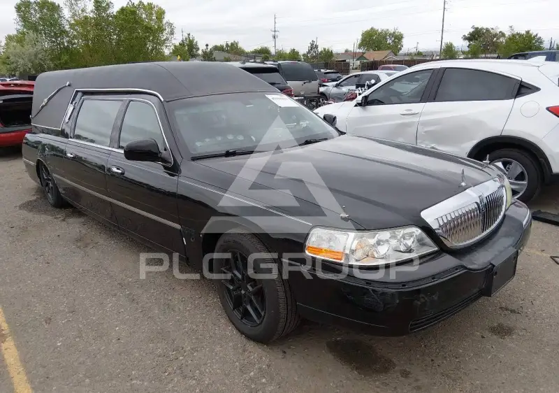 2003 Lincoln Town photo
