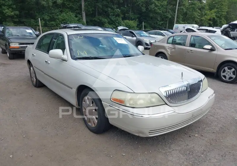 2004 Lincoln Town фото
