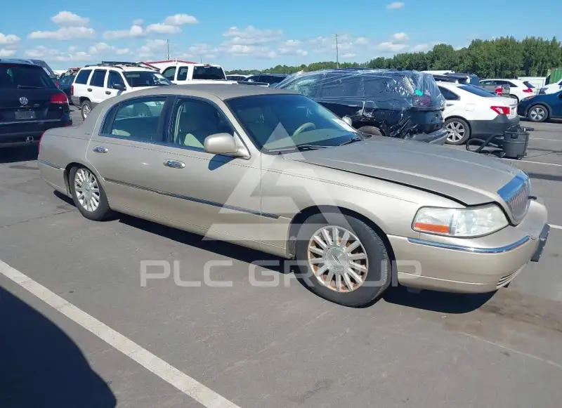 2004 Lincoln Town photo