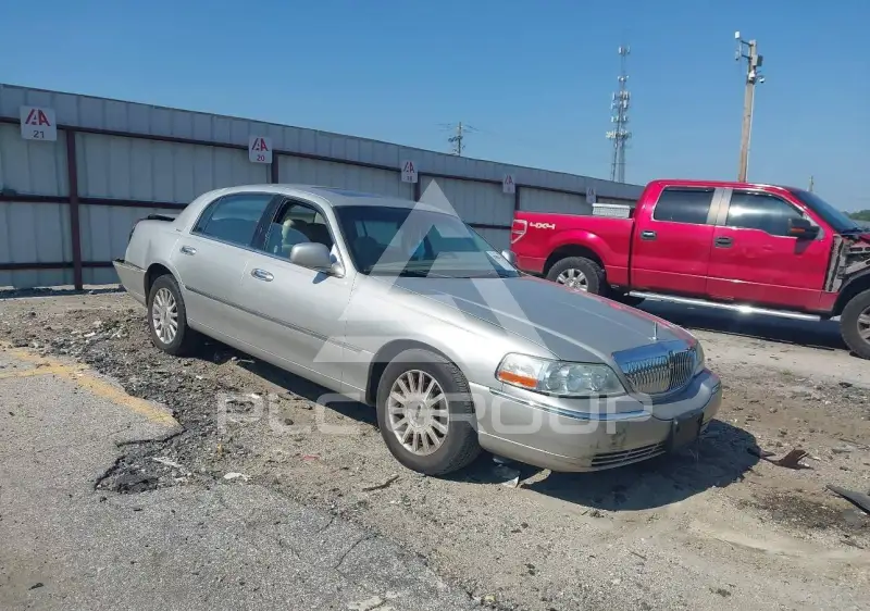 2004 Lincoln Town photo