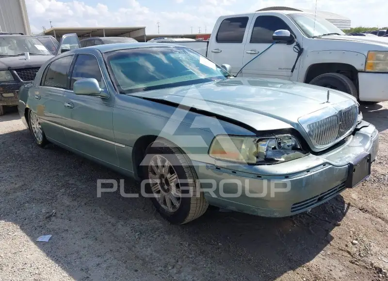 2004 Lincoln Town photo