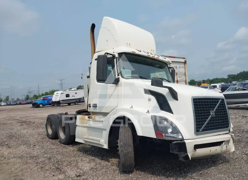 2004 Volvo VNL photo