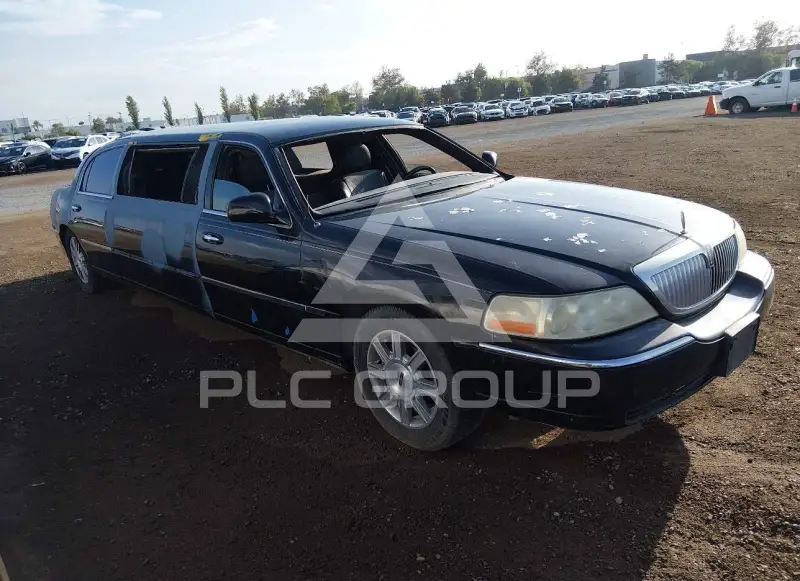 2005 Lincoln Town photo