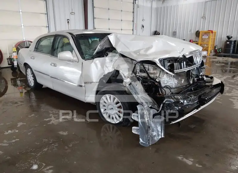 2005 Lincoln Town photo