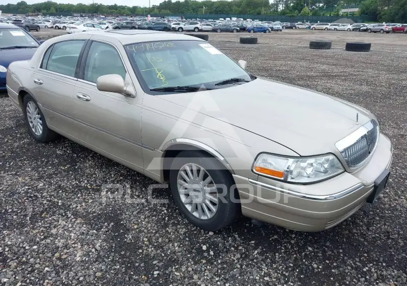 2005 Lincoln Town фото