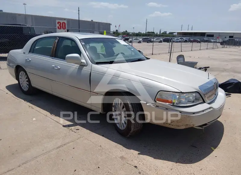 2005 Lincoln Town photo