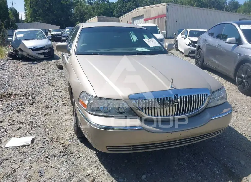 2005 Lincoln Town фото