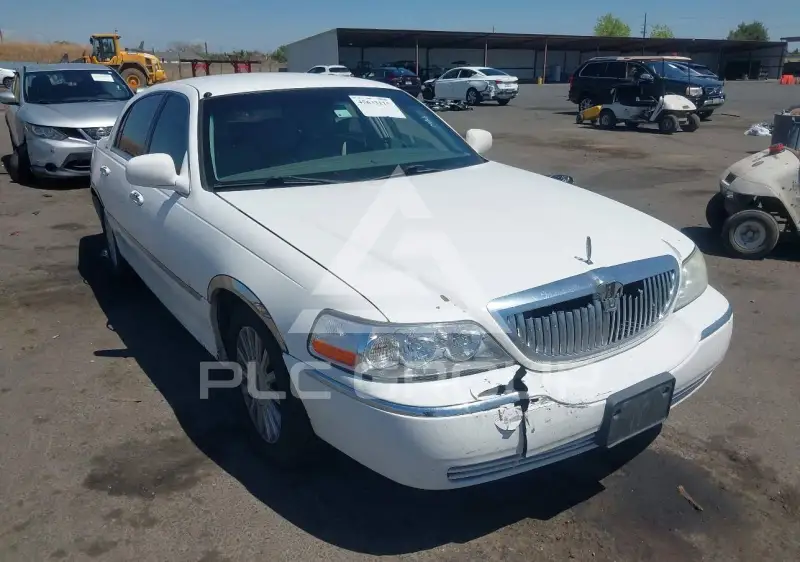 2005 Lincoln Town photo