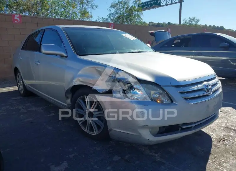 2005 Toyota AVALON фото