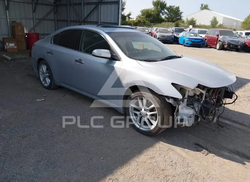 2010 Nissan MAXIMA photo